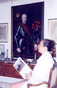 Natasha posing in front of portrait of the first Baron of Hammarskjöld - Natasha posant devant le portrait du premier Baron Hammarskjöld